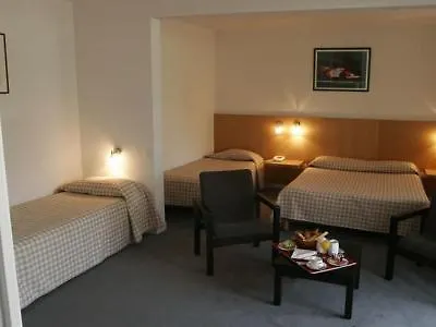 Logis Des Sittelles فندق