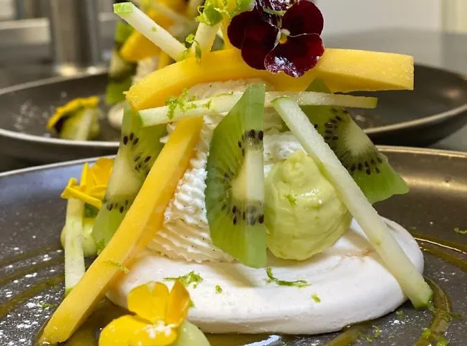 Logis Des Sittelles فندق